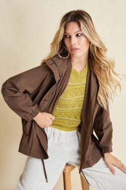 GIACCA CORTA CON CAPPUCCIO IN TESSUTO TECNICO